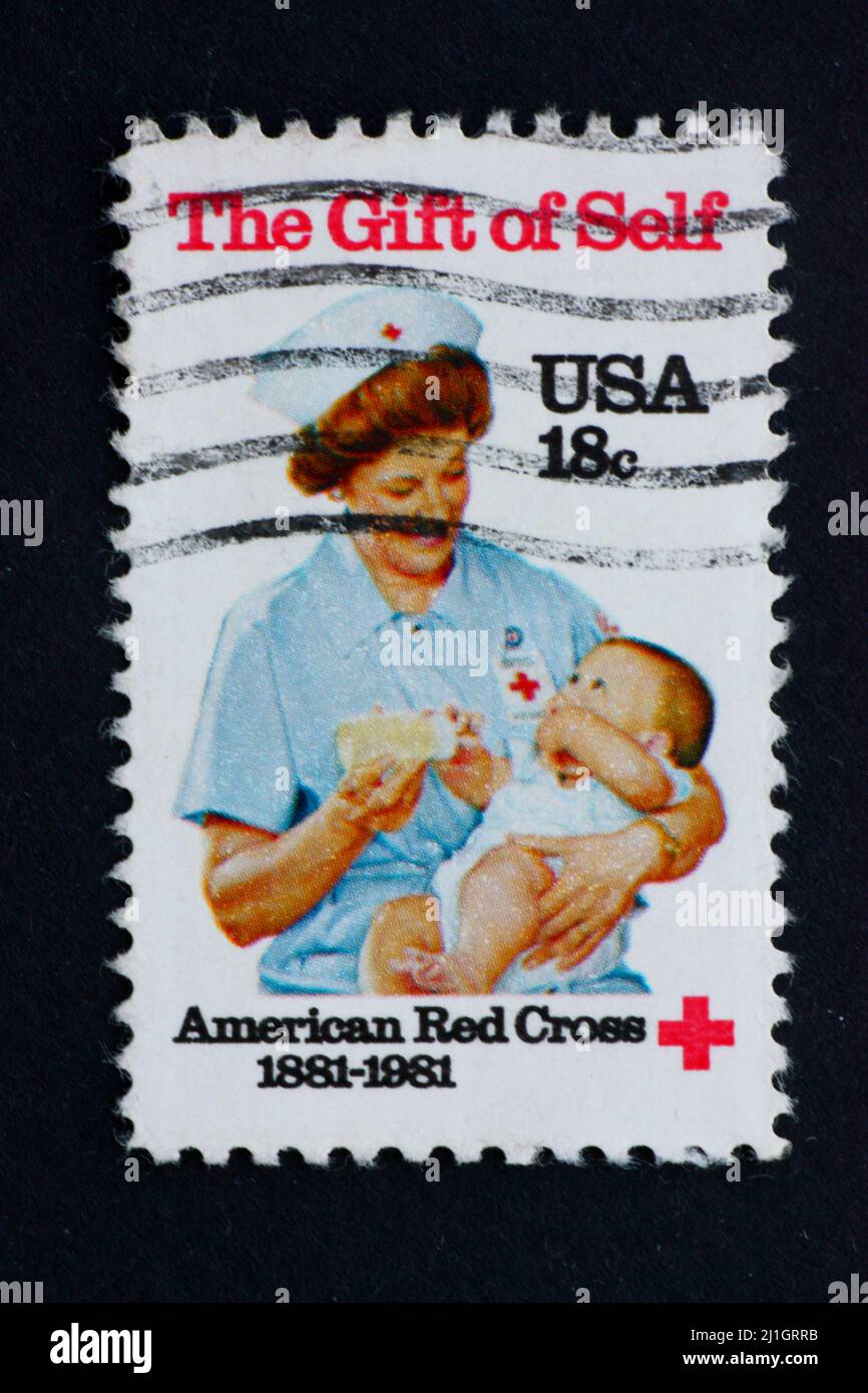 ESTADOS UNIDOS DE AMÉRICA - CIRCA 1981: Un sello impreso en los EE.UU. Muestra Enfermera con Bebé, Centenario de la Cruz Roja Americana, circa 1981 Foto de stock