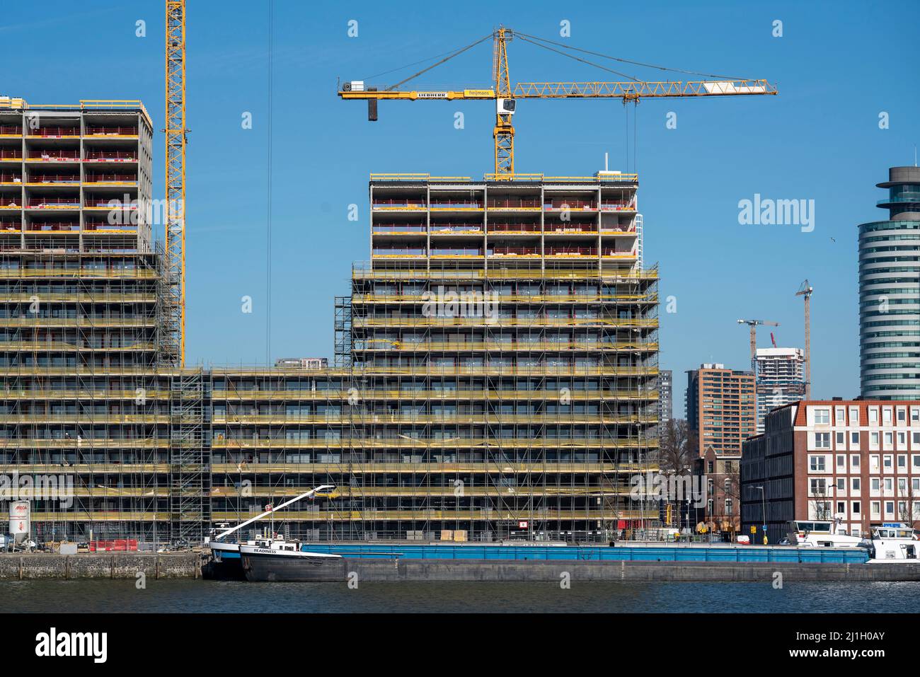 Obra de construcción, nueva construcción de edificios residenciales de gran altura, proyecto Havenkwartier Katendrecht, más de 160 apartamentos nuevos se están construyendo ella Foto de stock