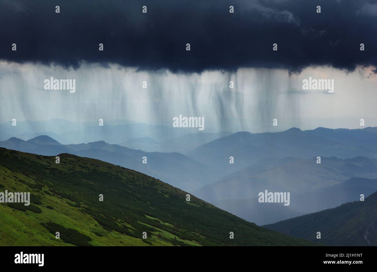 Maravillosa vista de las nubes de lluvia sobre las montañas boscosas. Escena dramática y pintoresca. Ubicación Lugar Parque Nacional Chornogora, Cárpatos, Ukra Foto de stock
