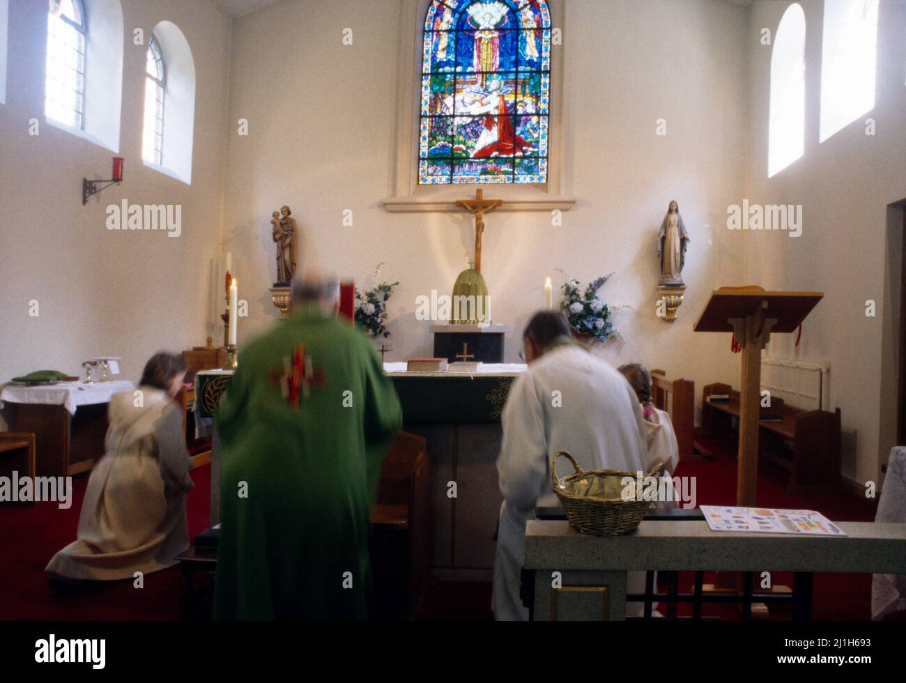 Iglesia Católica de Santa Ana Sacerdote y Obispo Visitante Barando - genuflecando ante Altar Kingston Foto de stock