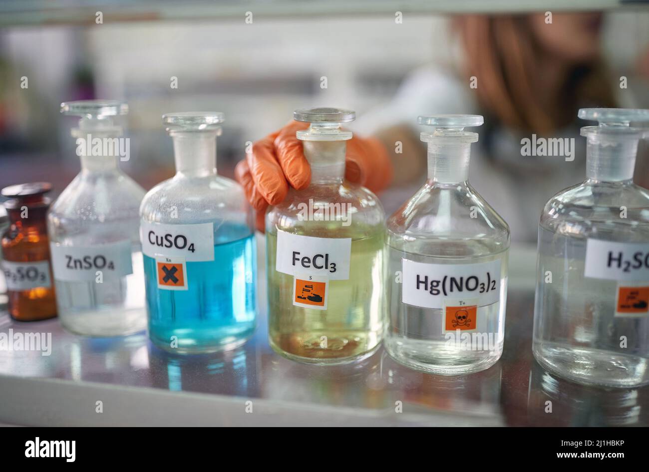 Reactivos en matraces, un cuaderno y un bolígrafo sobre una mesa en un  laboratorio químico Fotografía de stock - Alamy