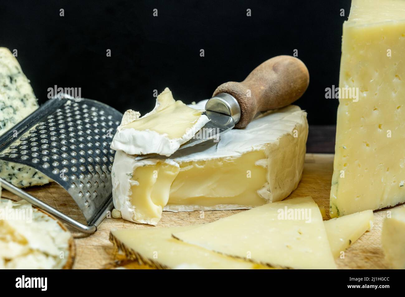 Brie es un queso suave elaborado con leche de vaca cruda. Lleva el nombre de la región geográfica francesa de la que procede, el Brie. Su área de producción ex Foto de stock