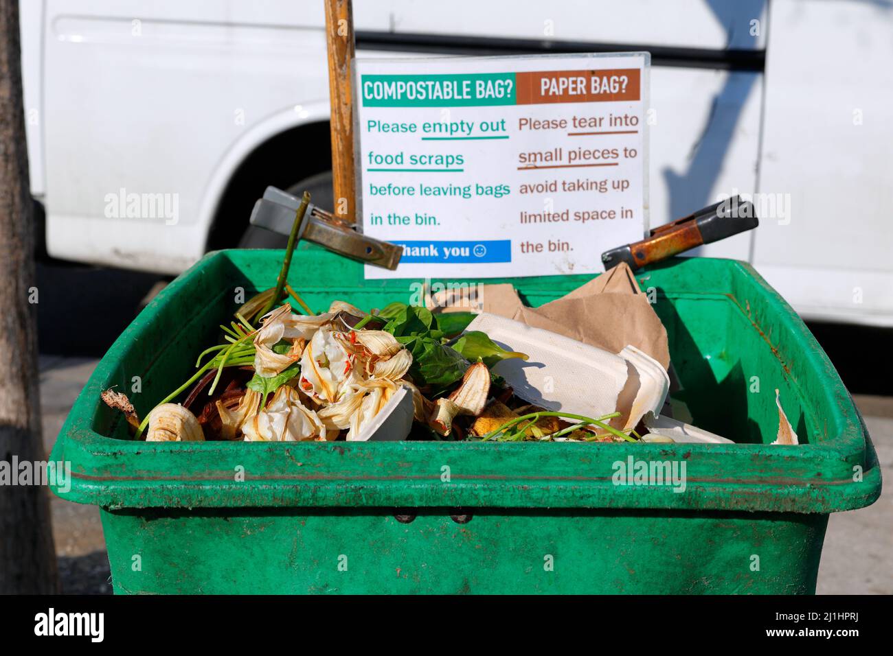 Los alimentos se raspan en un contenedor de compostaje en Union Square Greenmarket, Nueva York. Los residuos de alimentos en este lugar son recogidos por EL Centro de Ecología DE LES para compost Foto de stock