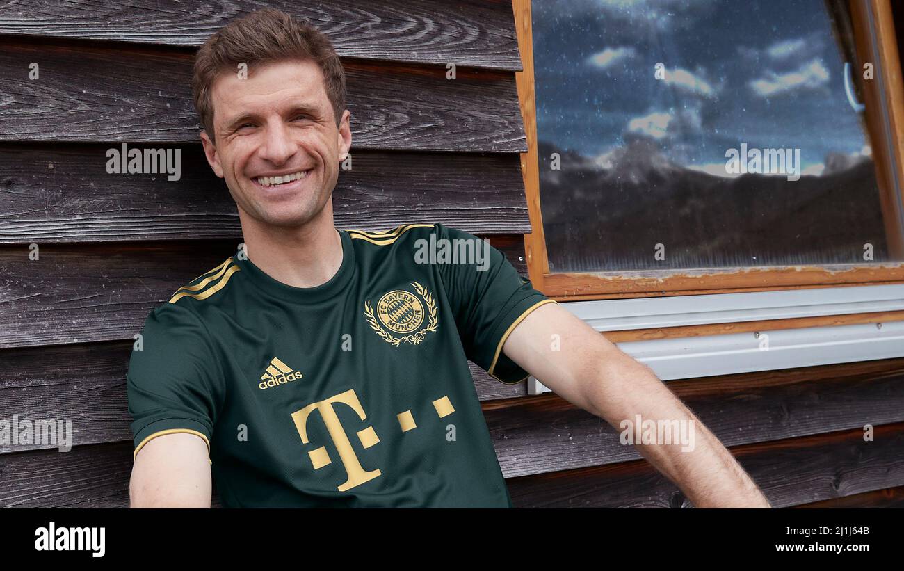 Herzogenaurach Alemania 17th de septiembre de 2021, fútbol: Thomas Mueller  En 2021 Wiesn jersey, adidas y el FC Bayern Munich presentan hoy la nueva  camiseta del FC Bayern Wiesn, diseñada para celebrar