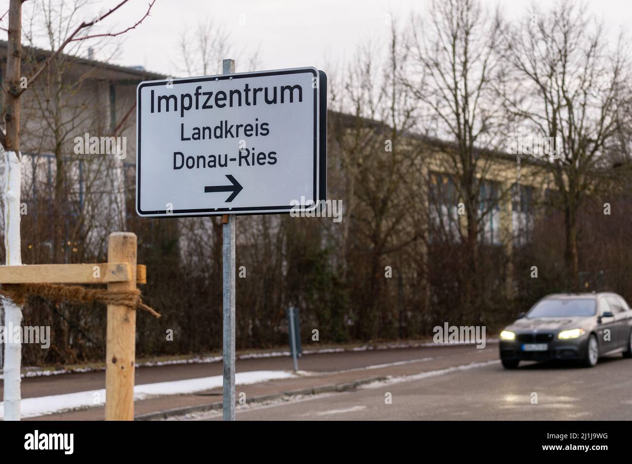 Flecha hacia la entrada al Centro de Vacunación Impfzentrum, Donauwörth, Baviera Foto de stock
