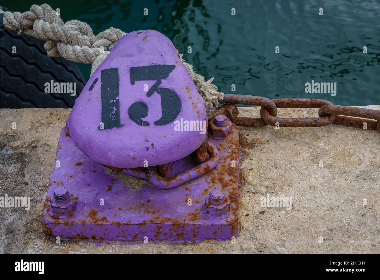 Punto de amarre número 13 en el puerto de Santa Pola. Alicante. España. Foto de stock
