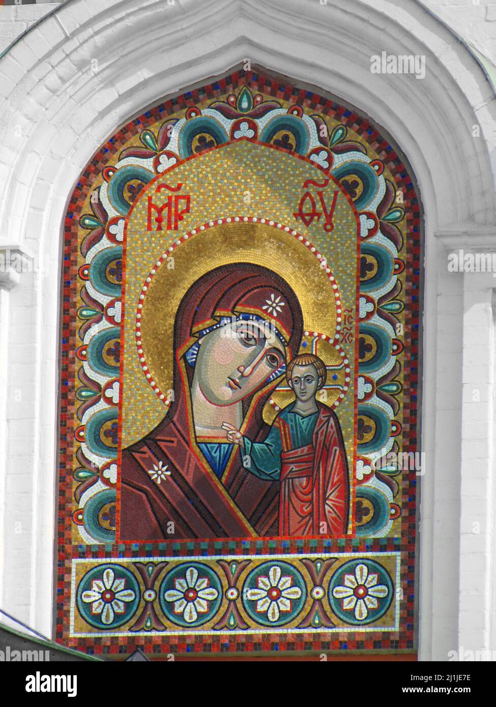 MOSCÚ, RUSIA - 14 de abril de 2009: Antiguo icono Mosaico de la Madre de Dios en la fachada de la Catedral de Kazán en la Plaza Roja de Moscú - capital de la Federación Rusa Foto de stock