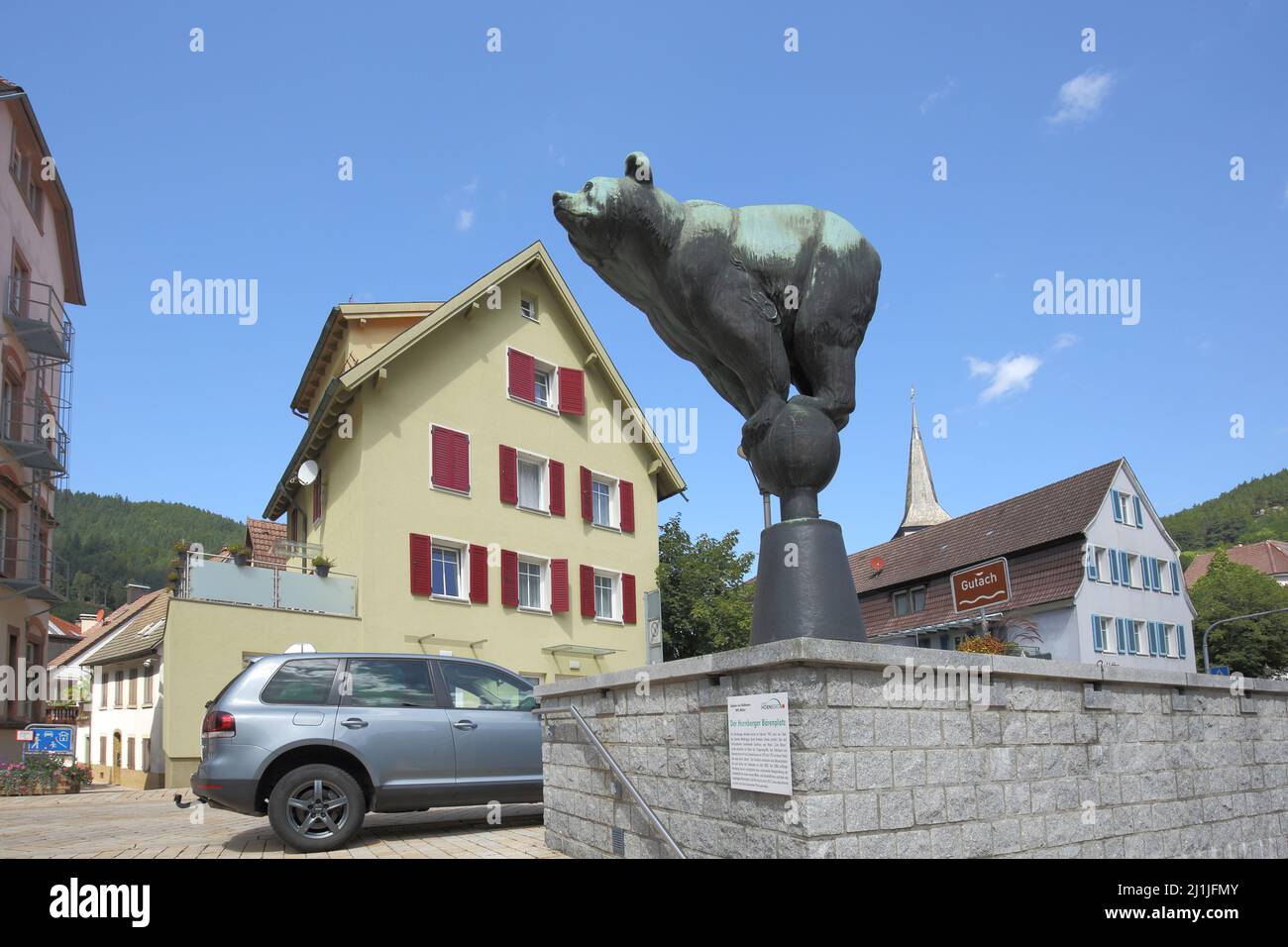 Figura de oso en Bahnhofstrasse en Hornberg, Baden-Württemberg, Alemania Foto de stock