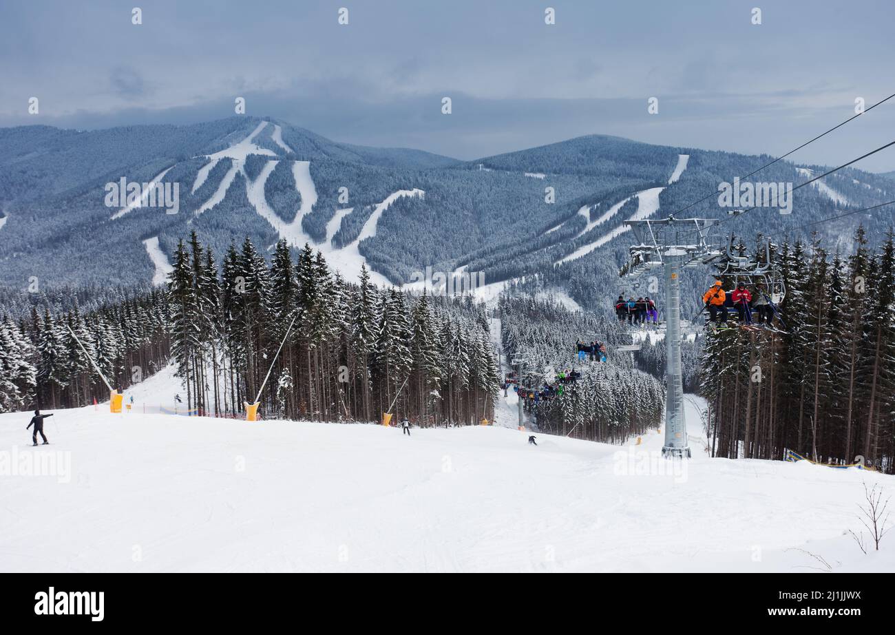 paisaje de montaña de invierno con pista de esquí Foto de stock