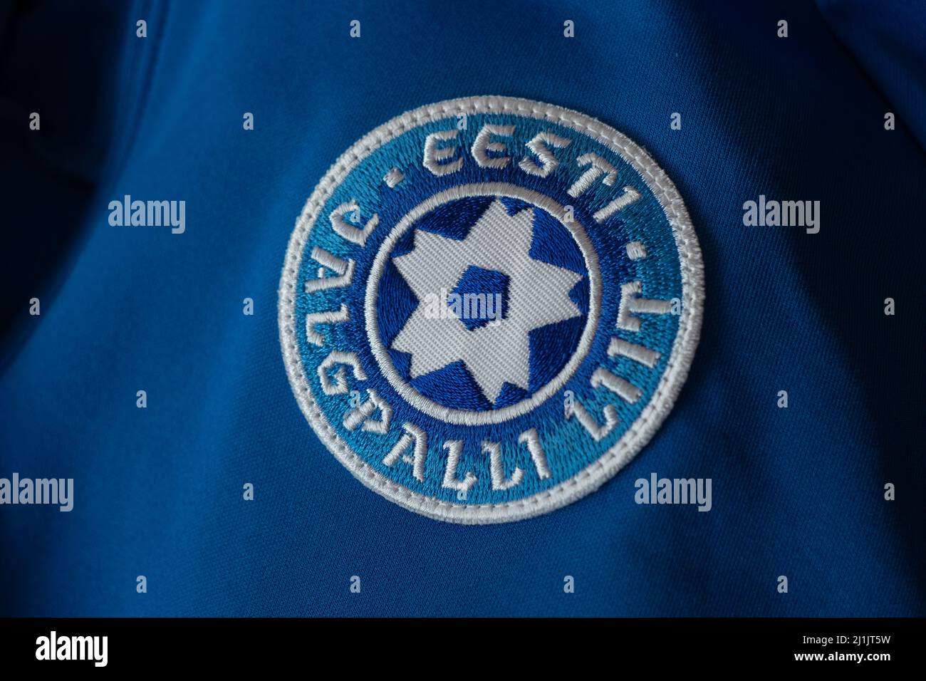 Eesti Jalgpalli Liit (Asociación de Fútbol de Estonia) emblema en una camiseta azul de la selección nacional. Logotipo de la federación de Fútbol de Estonia. Foto de stock