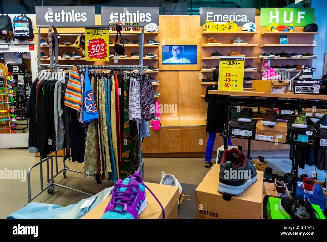 París, Francia, People Shopping Inside French Department Store, BHV Marais,  Ropa para hombre Fotografía de stock - Alamy