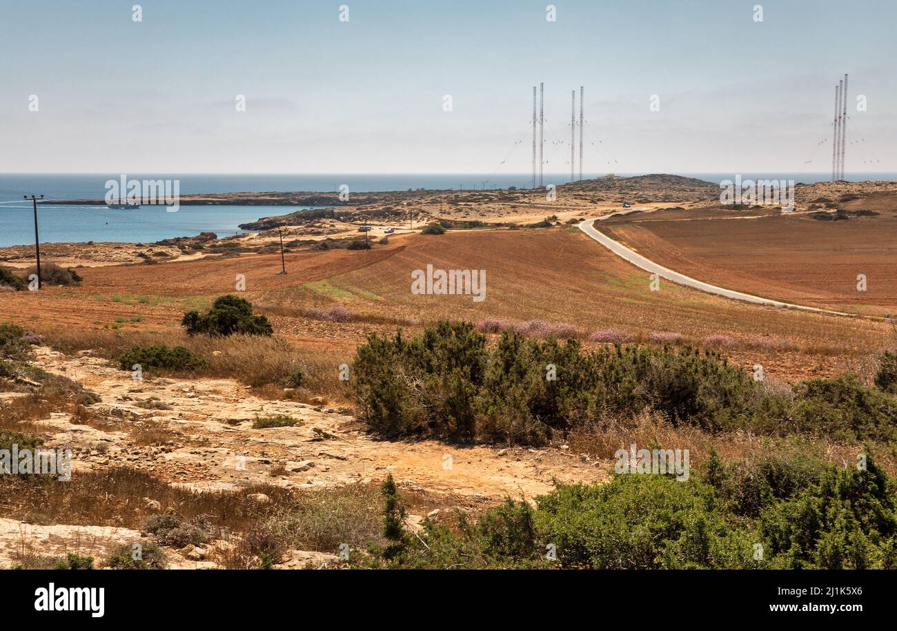 Carretera panorámica a la península de Cabo Greco con estación de radar de la base militar británica, Chipre. Es una península montañosa con un parque nacional, roca Foto de stock