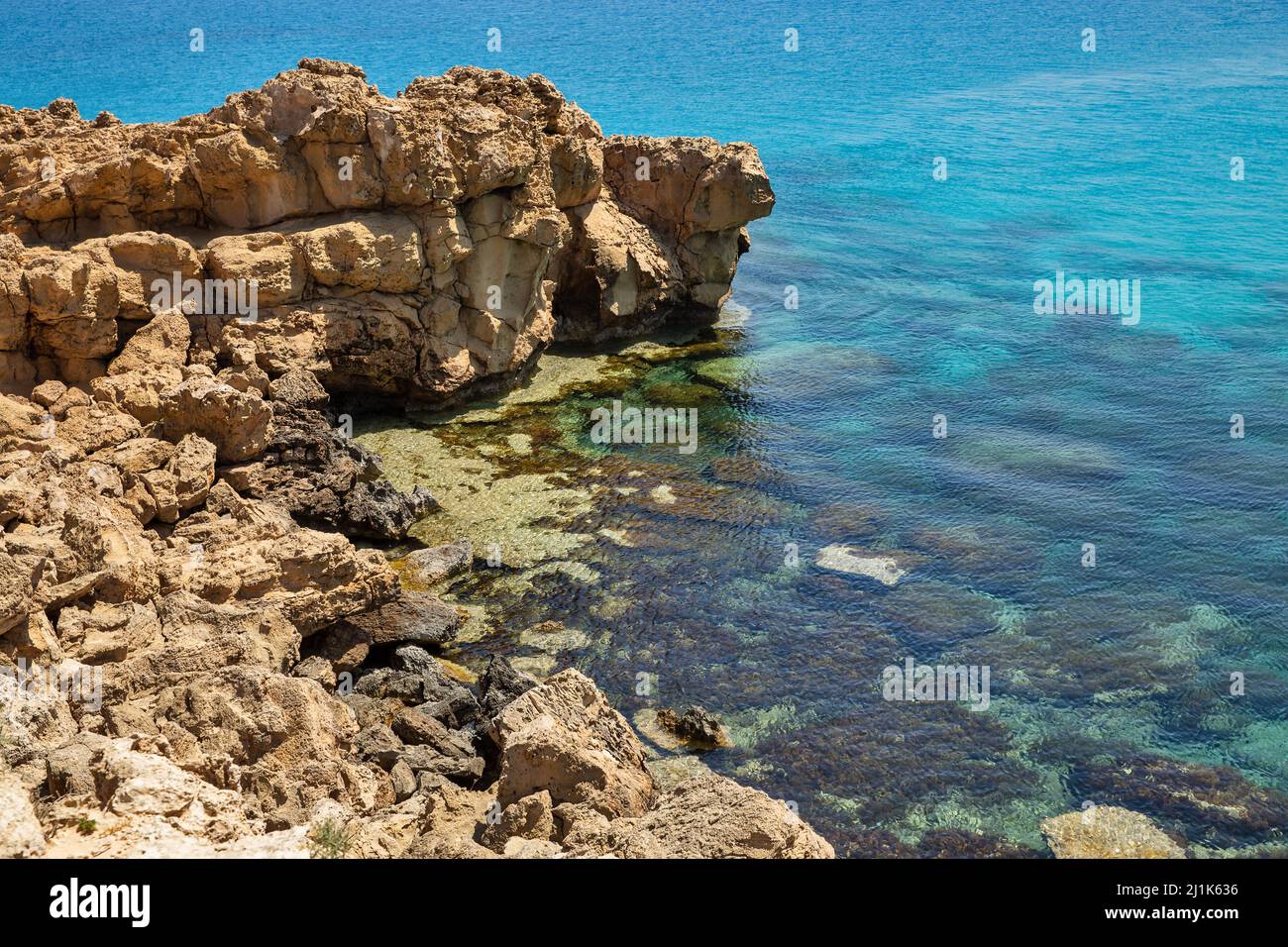 Seascape Cape Greco peninsula park, Chipre. Es una península montañosa con un parque nacional, caminos rocosos, una laguna turquesa y un puente de piedra natural Foto de stock