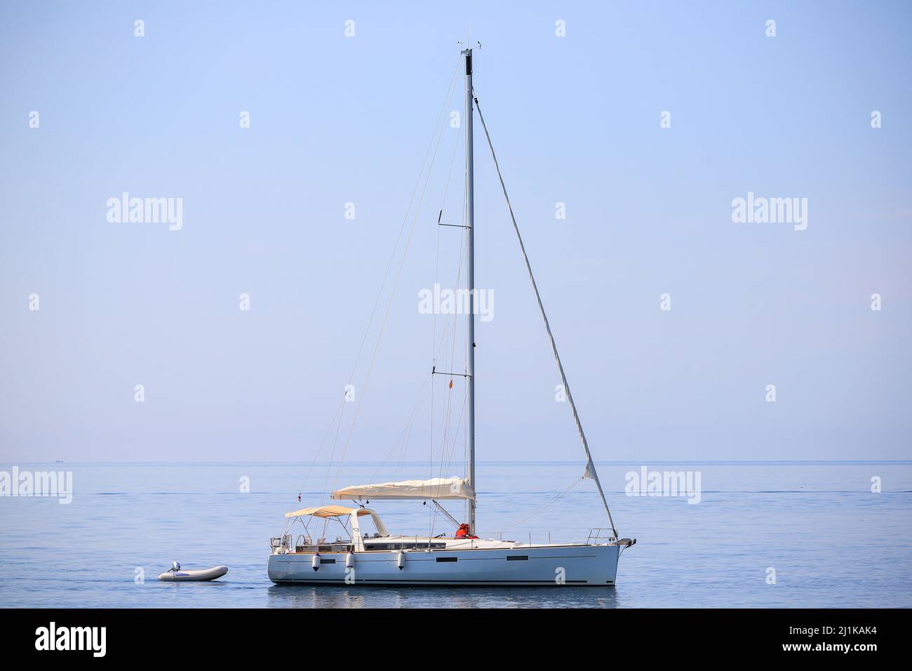 Velero en el mar en calma en Montenegro Foto de stock
