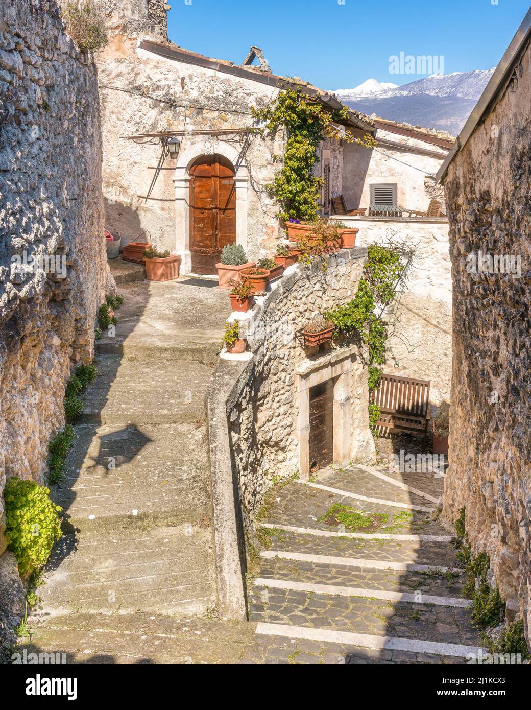 El hermoso pueblo de Capestrano en la temporada de primavera, provincia de L'Aquila, Abruzos, Italia. Foto de stock