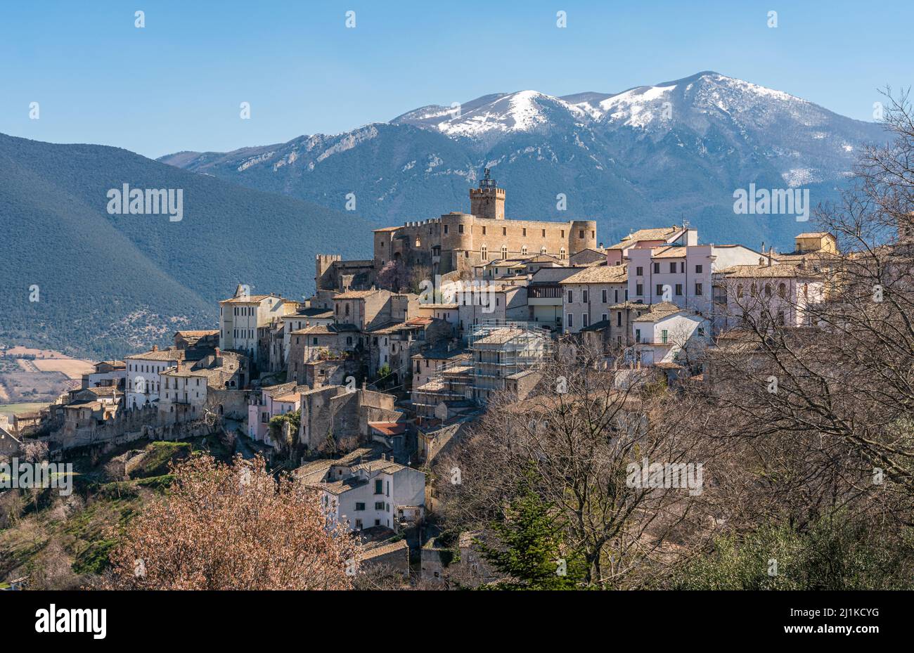 El hermoso pueblo de Capestrano en la temporada de primavera, provincia de L'Aquila, Abruzos, Italia. Foto de stock