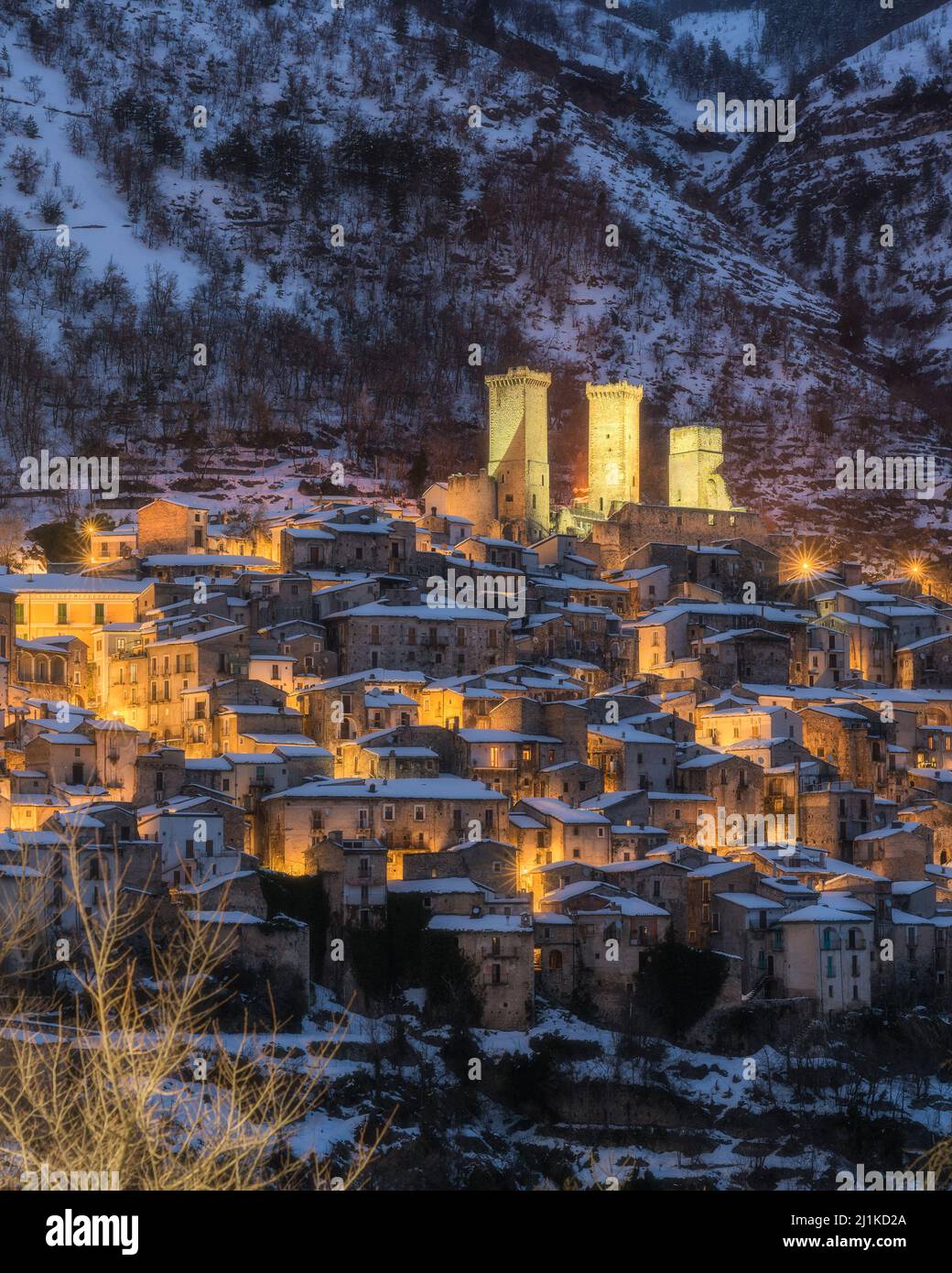 Vista panorámica de Pacentro cubierto de nieve al atardecer durante la temporada de invierno. Abruzzo, Italia. Foto de stock