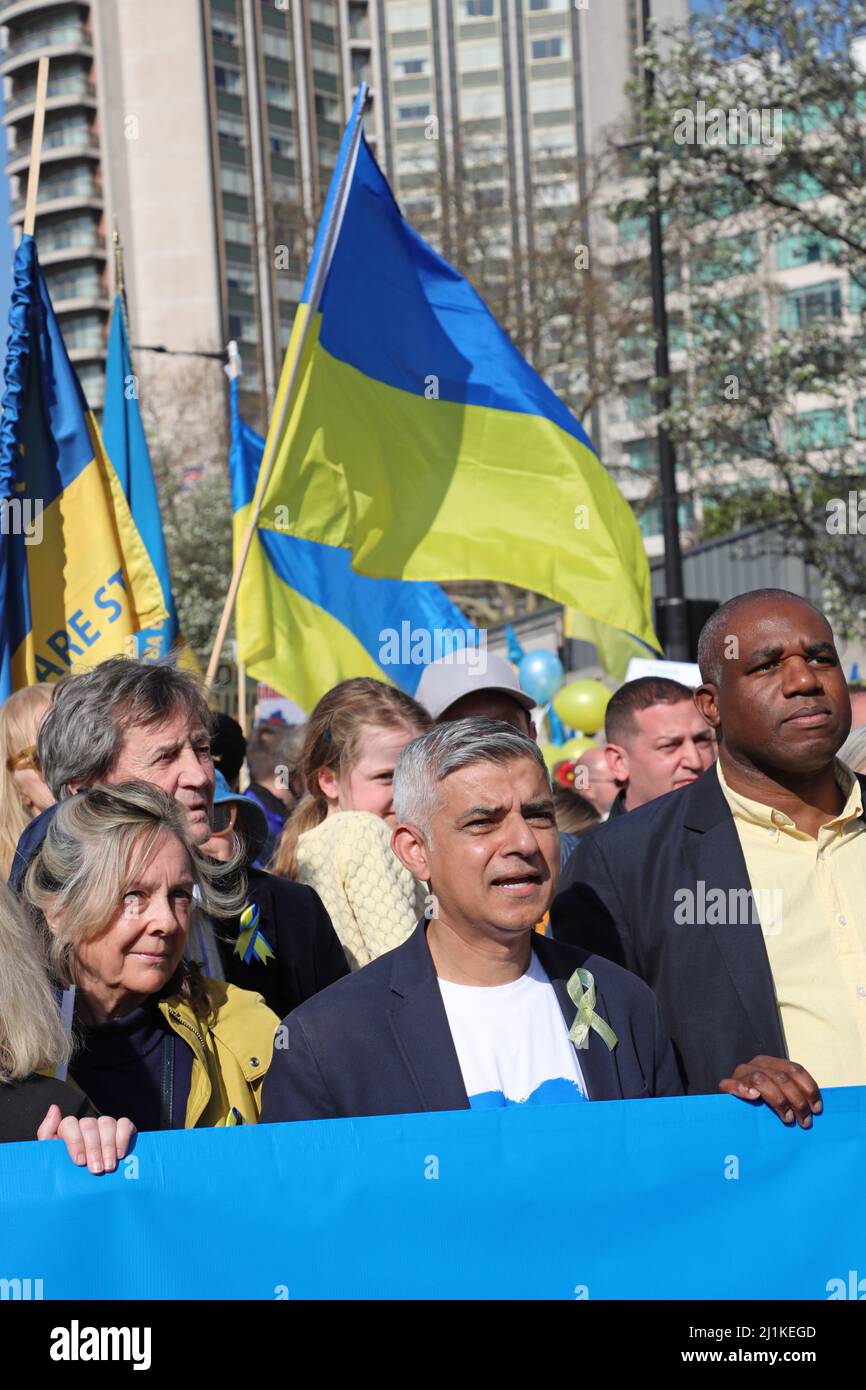 Londres, Reino Unido. 26th Mar, 2022. El alcalde de Londres Sadiq Khan lidera la marcha de Londres con Ucrania en Londres en apoyo a Ucrania contra la invasión y guerra rusa Crédito: Paul Brown/Alamy Live News Foto de stock