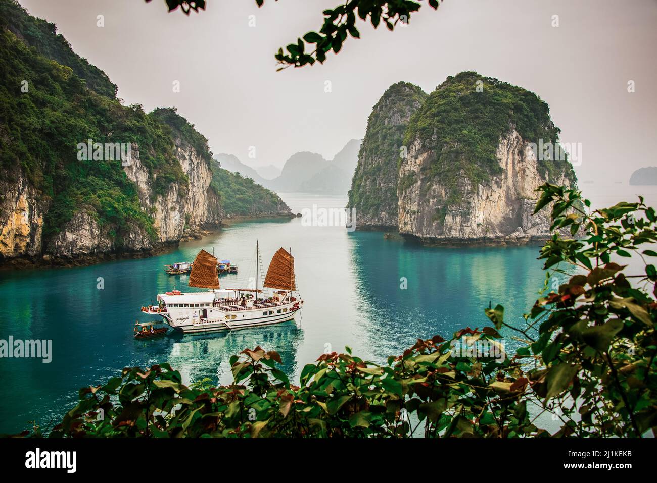 Basura en la bahía de Ha Long Foto de stock