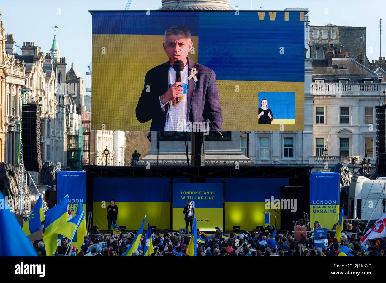 Londres, Reino Unido. 26 de marzo de 2022. Sadiq Khan, Alcalde de Londres, habla en una vigilia en Trafalgar Square durante un evento de solidaridad de Londres con Ucrania. El presidente ucraniano Volodymyr Zelensky ha hecho un llamamiento a la gente de todo el mundo para que tome las calles y muestre su apoyo a Ucrania para que marque un mes de la invasión rusa. Crédito: Stephen Chung / Alamy Live News Foto de stock