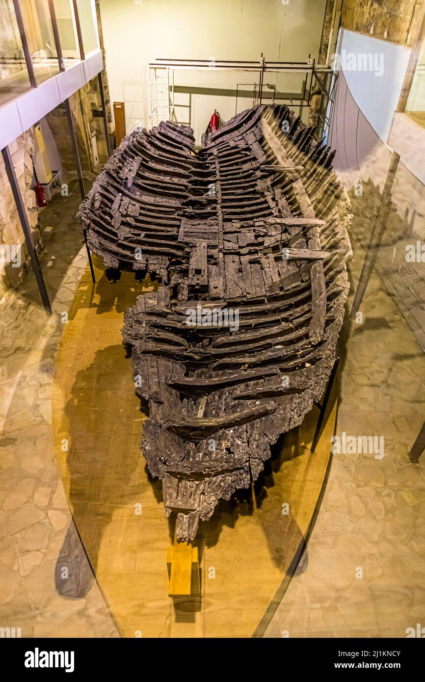 El museo en la fortaleza de Girne exhibe los restos de un barco recientemente excavado, República Turca de Chipre Septentrional (TRNC) Foto de stock