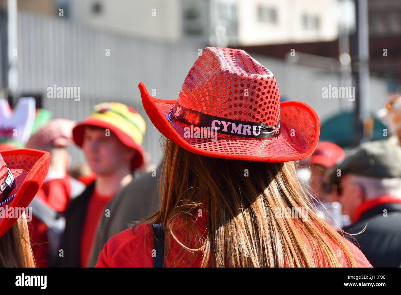 Sombrero de vaquero rojo fotografías imágenes de alta resolución - Alamy