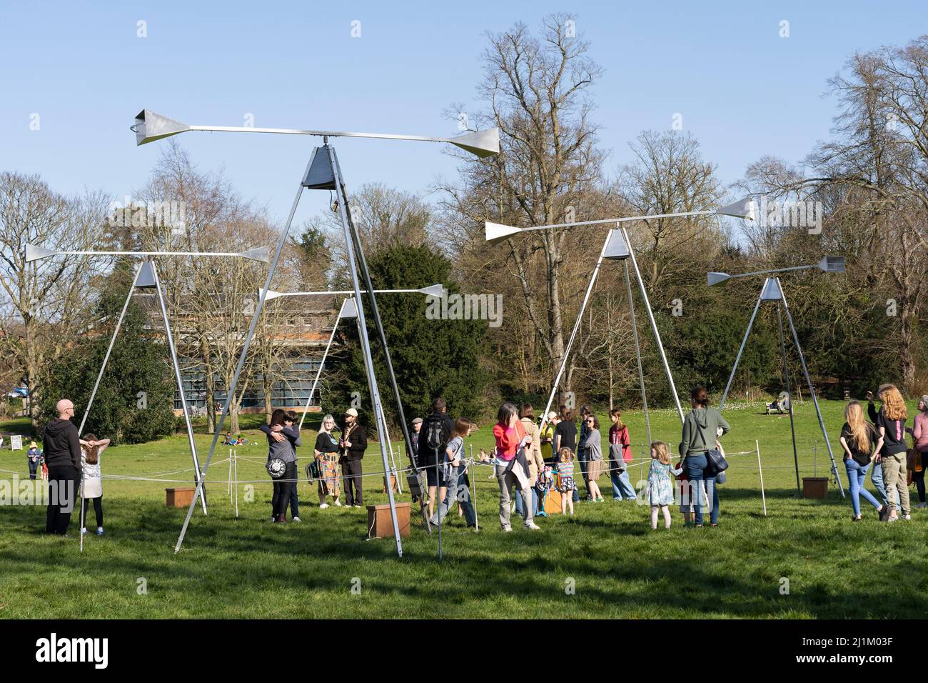 Los residentes y visitantes de Basingstoke disfrutan del Festival of Sound del 2022 de marzo, con esculturas de sonido cinético en el Parque War Memorial. REINO UNIDO Foto de stock