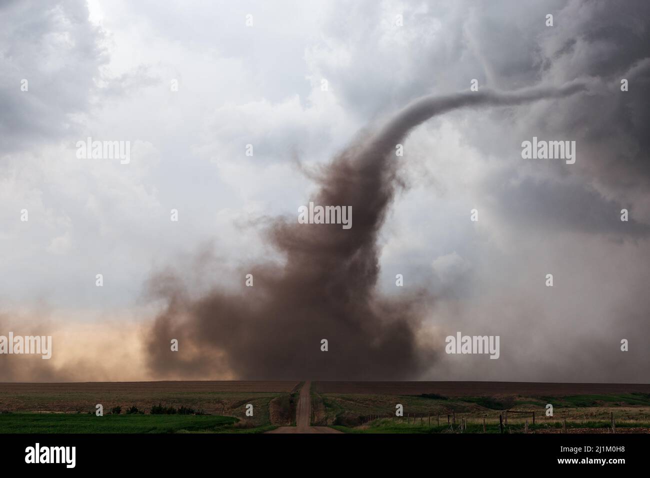 Embudo de tornado que se acerca de una tormenta cerca de McCook, Nebraska, EE.UU Foto de stock