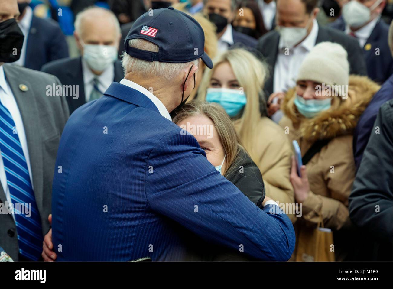 Varsovia, Polonia. 26th Mar, 2022. El presidente de los Estados Unidos, Joe Biden, abraza a un refugiado ucraniano huyendo de la invasión rusa en el estadio Narodowy de PGE, el 26 de marzo de 2022 en Varsovia, Polonia. Crédito: Adam Schultz/Casa Blanca Foto/Alamy Live News Foto de stock