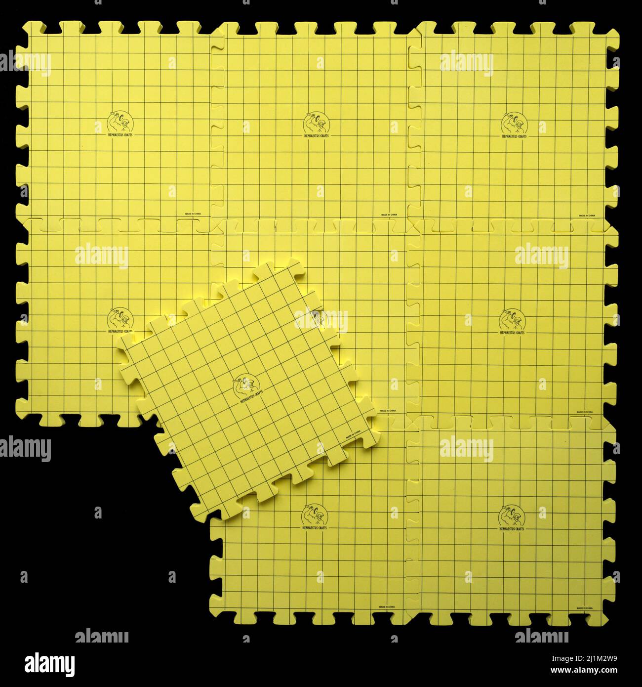 FOTOGRAFÍA DE STOCK: Un juego de nueve alfombrillas de bloqueo Hephaestus Craft de espuma amarilla entrelazada que se utilizan para la colocación de tejidos. Foto de stock