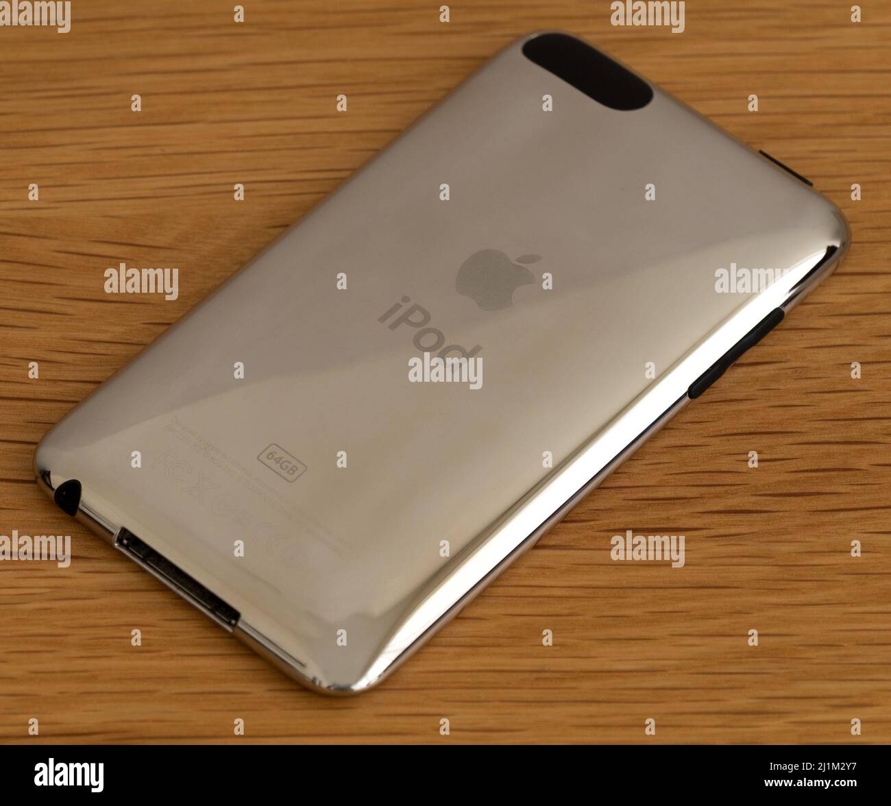 FOTOGRAFÍA DE STOCK - Apple iPod Touch (3rd generación) mostrando cubierta posterior de aluminio plateado cromado pulido con logotipos grabados y detalles del producto Foto de stock