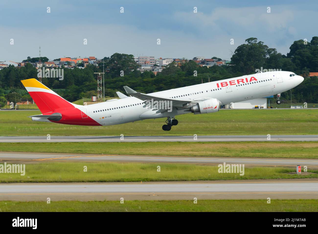 Iberia Airbus A330 con salida de Sao Paulo, Brasil con destino a Madrid, España. Avión A330-300 de la aerolínea conocida como Iberia Líneas Aéreas. Foto de stock