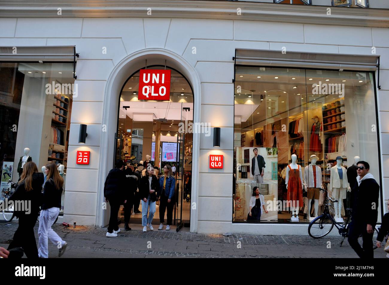 Copenhague/DINAMARCA/.26 .MARZO 2022/.Los sábados los compradores pasan por  la tienda UNIQLO en stroeget en Copenhague . (Foto..Francis Dean/Dean  Pictures Fotografía de stock - Alamy