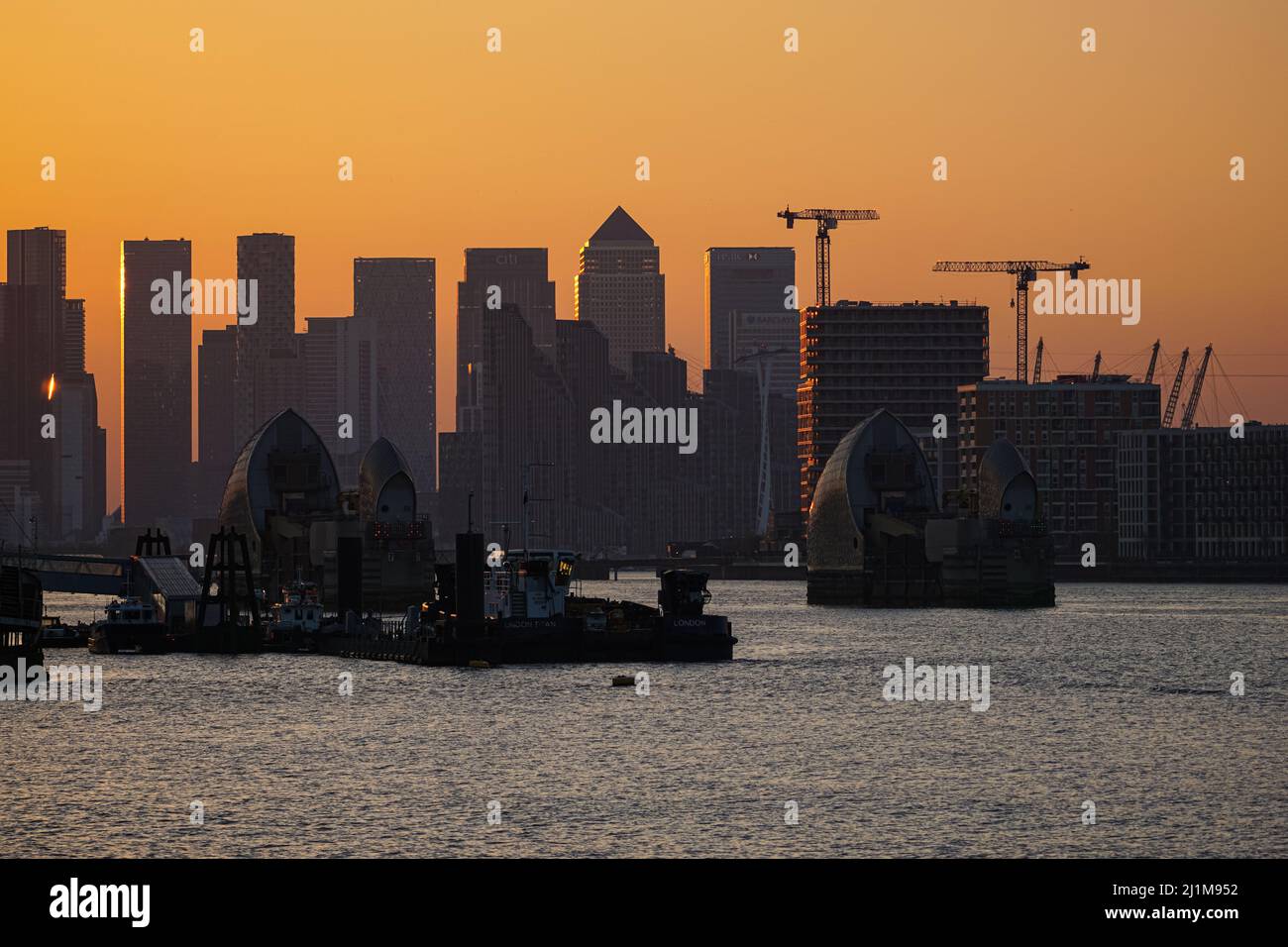 Londres, Reino Unido. 26th Mar, 2022. Clima en el Reino Unido: Cielo al atardecer detrás de los rascacielos de Canary Wharf. Crédito: Marcin Rogozinski/Alamy Live News Foto de stock