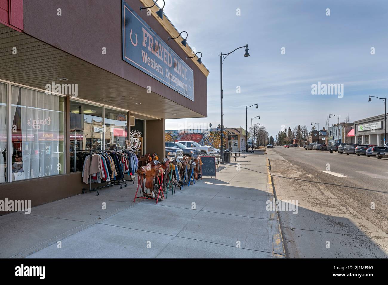 Olds, Alberta, Canadá – 25 de marzo de 2022: Vista exterior de “Frayed Knot”, una tienda de consignación para productos occidentales ubicada en el centro de la ciudad Foto de stock