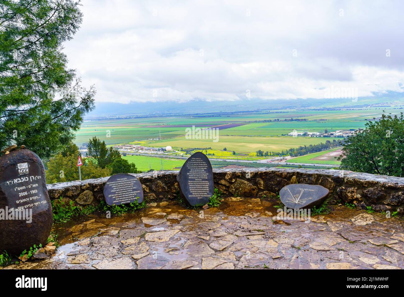 Ramon Naftali, Israel - 24 de marzo de 2022: Vista del Punto de Observación de Ran, y del paisaje del Valle de Hula, en un día de invierno lleno de niebla. Israel del Norte Foto de stock