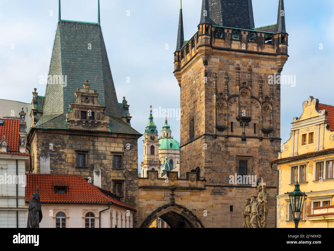 Arquitectura tradicional de torres, fachadas y cúpulas al amanecer, Puente de Carlos, Praga, República Checa. Foto de stock