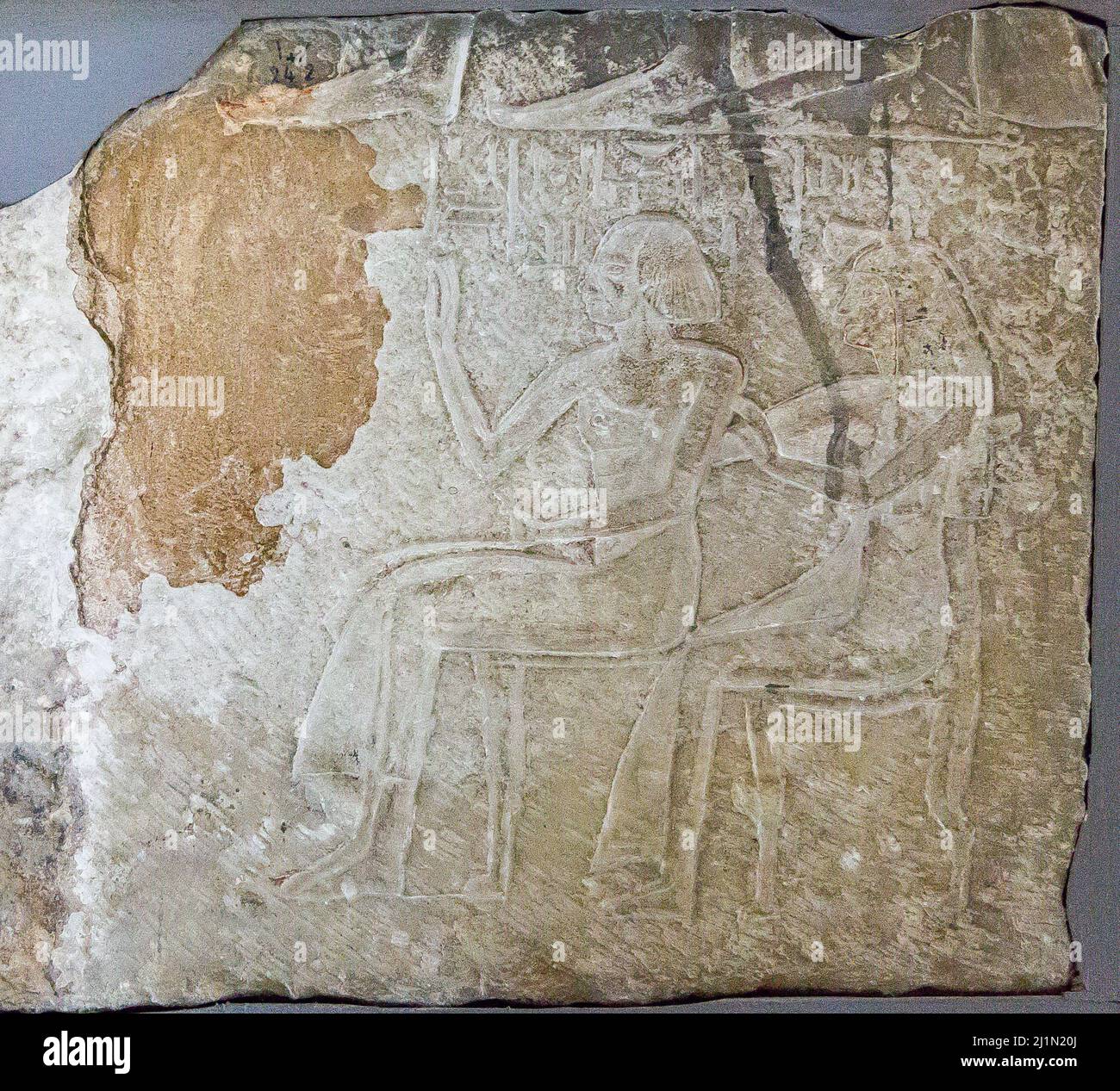 El Cairo, Museo Egipcio, relieve de la tumba de Kayri, Reino Nuevo, de Saqqara. Ptahemhab y su esposa Roy se sentaron. Foto de stock