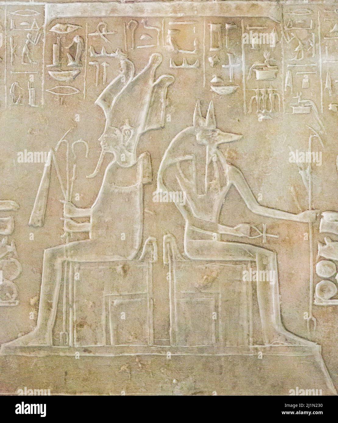 El Cairo, Museo Egipcio, detalle de una doble escena en un dintel, Pedeamun y su esposa Tay que laboran Anubis y Osiris. Foto de stock
