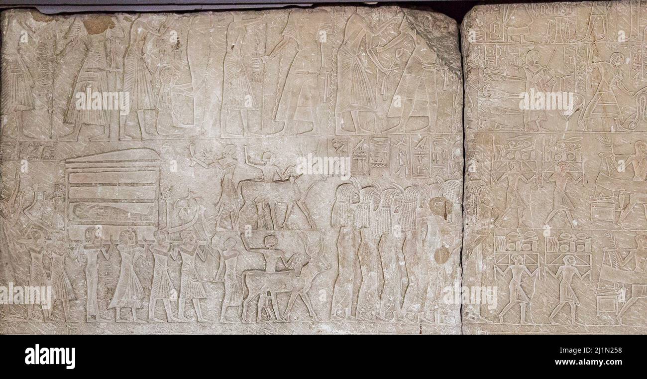 El Cairo, el Museo Egipcio, la tumba de Harmin, un gran alivio : primer registro, el difunto mata a una serpiente, y recita hechizo contra burros y cocodrilos. Foto de stock