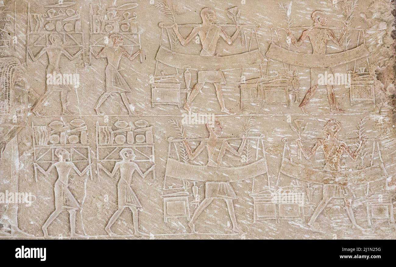 El Cairo, Museo Egipcio, tumba de Harmin, un gran alivio : Segundo registro, procesión funeraria, mujeres de luto y hombres que traen ofrendas. Foto de stock