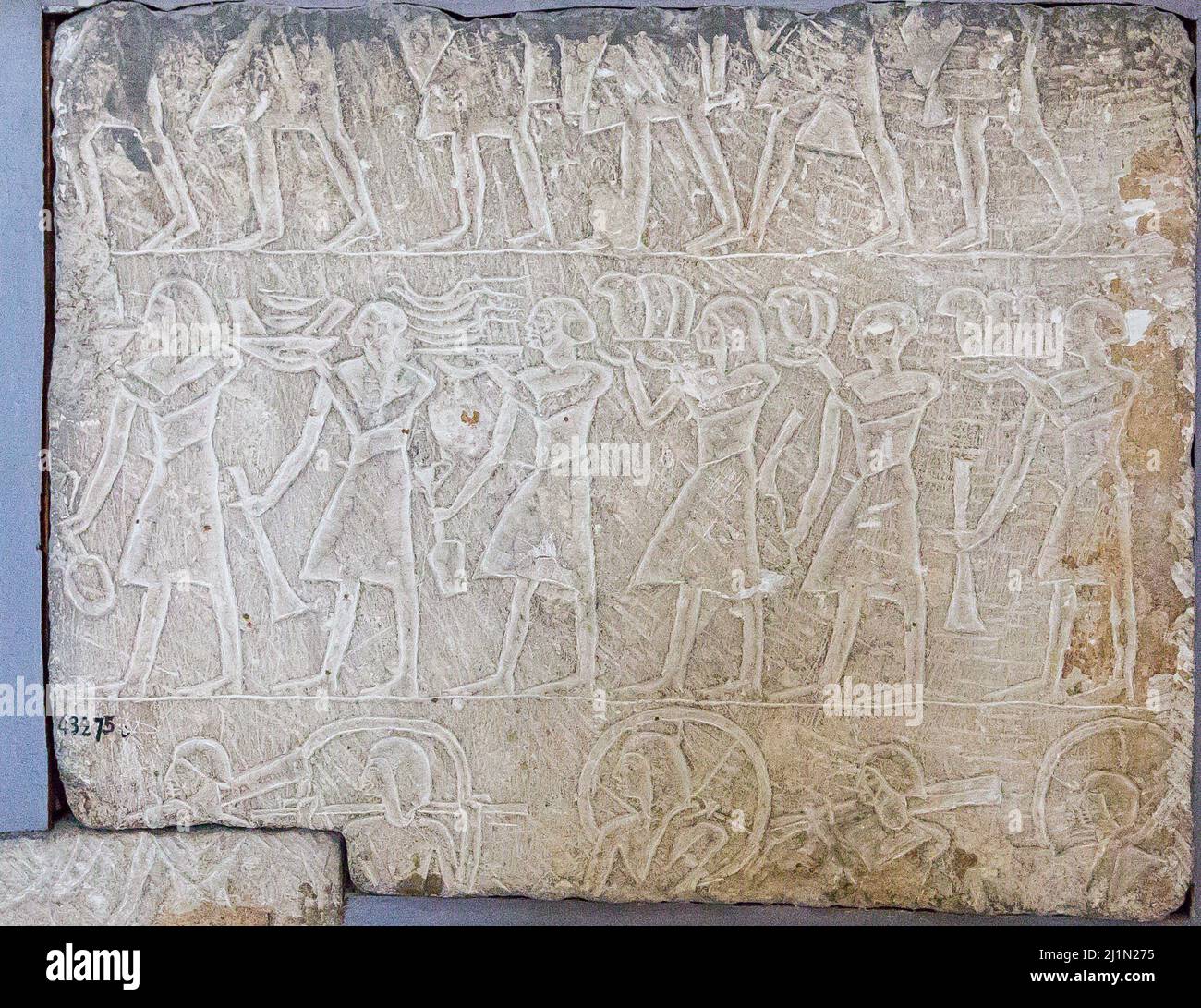 El Cairo, Museo Egipcio, relieve de la tumba de Kayri, Reino Nuevo, de Saqqara. Ofreciendo bringers, carro desmontado en la parte inferior. Foto de stock
