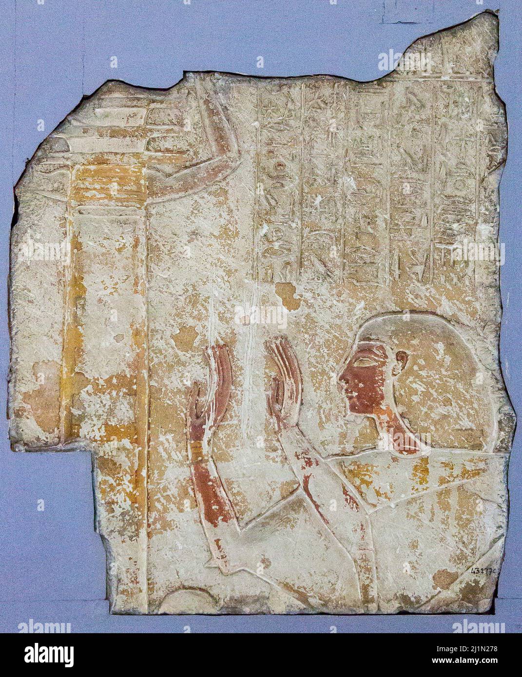 El Cairo, Museo Egipcio, relevo del mayordomo Horemheb, Nuevo Reino, de Saqqara : Adoración del pilar Djed, e himno al sol. Foto de stock