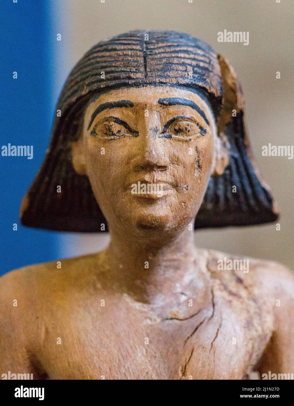 El Cairo, Museo Egipcio, estatuilla de Iby, en madera. Se muestra como un niño, desnudo, con una peluca. Foto de stock