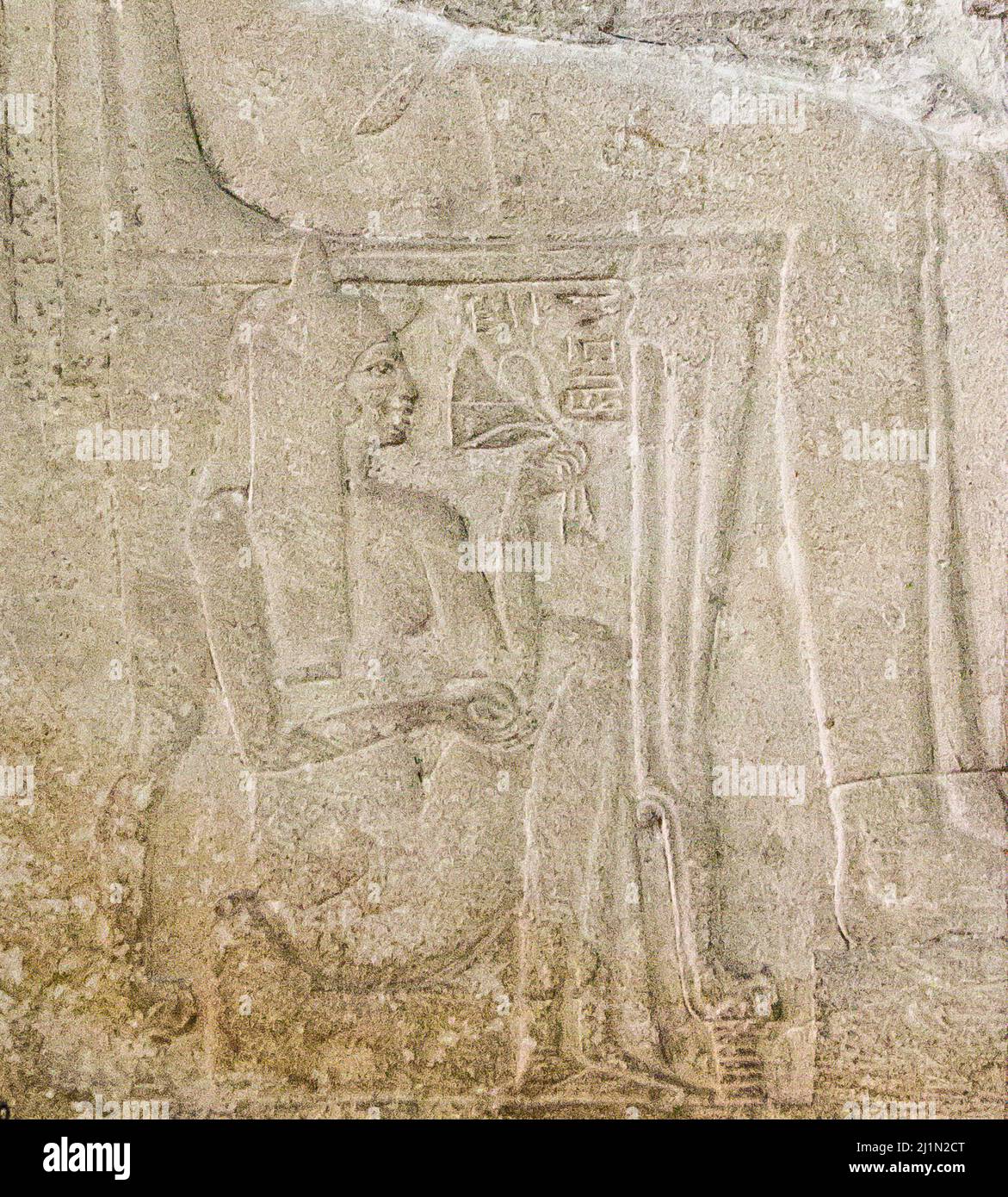 El Cairo, Museo Egipcio, tumba de Harmin, la esposa está sentada cerca de su marido, y huele una flor de loto. Foto de stock