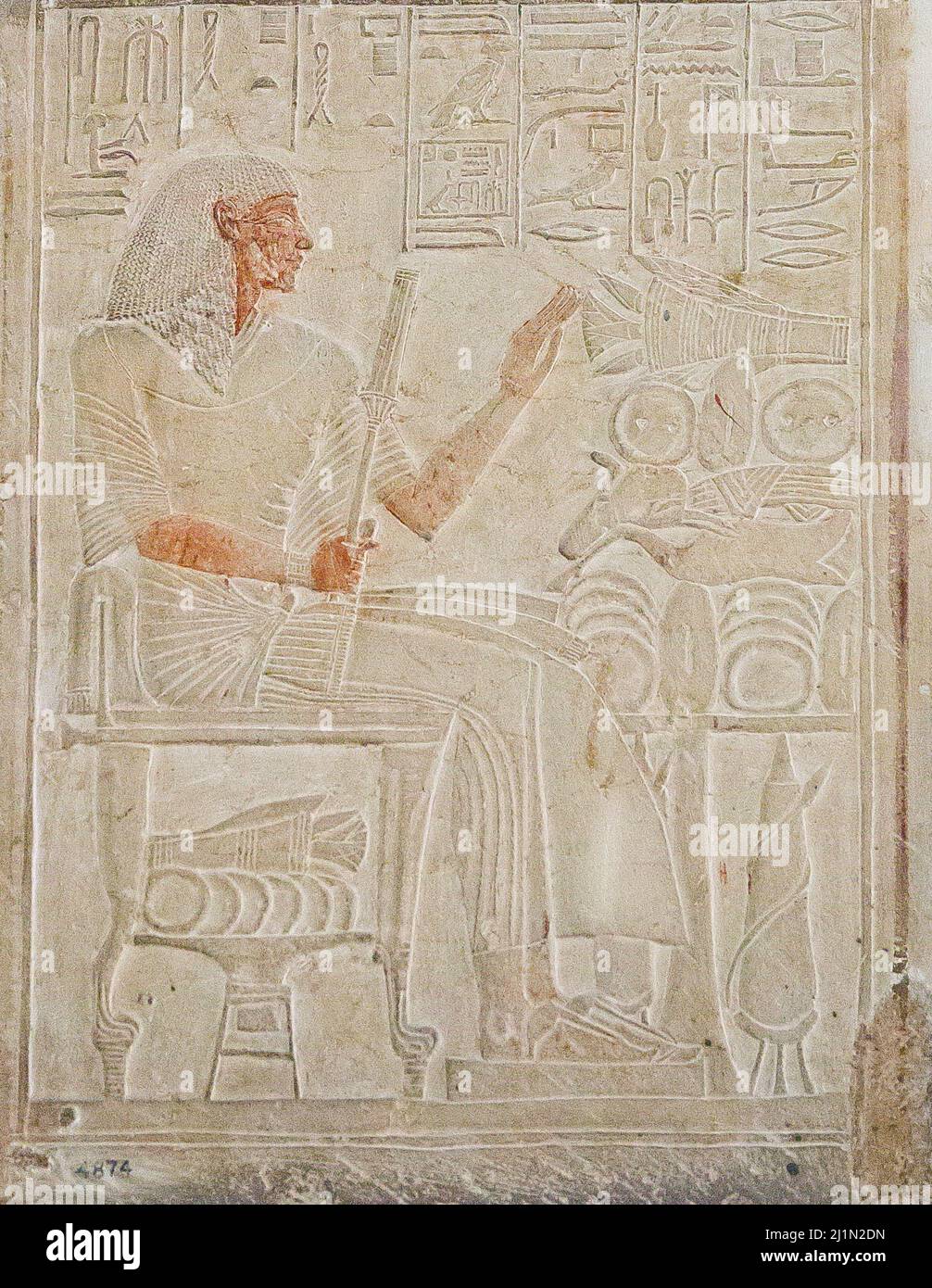 El Cairo, Museo Egipcio, de Saqqara, tumba de Ptahmose. El fallecido delante de una mesa de ofrendas. Foto de stock