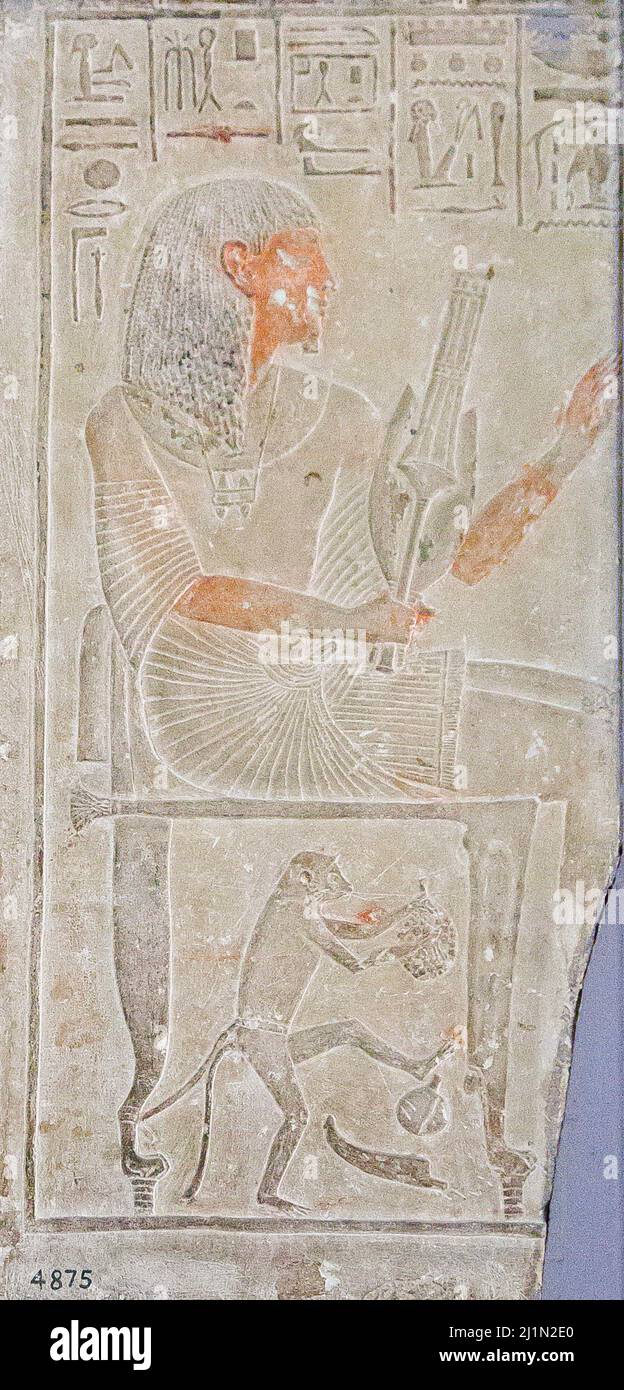 El Cairo, Museo Egipcio, de Saqqara, tumba de Ptahmose. El fallecido delante de una mesa de ofrendas. Con un mono bajo la silla. Foto de stock