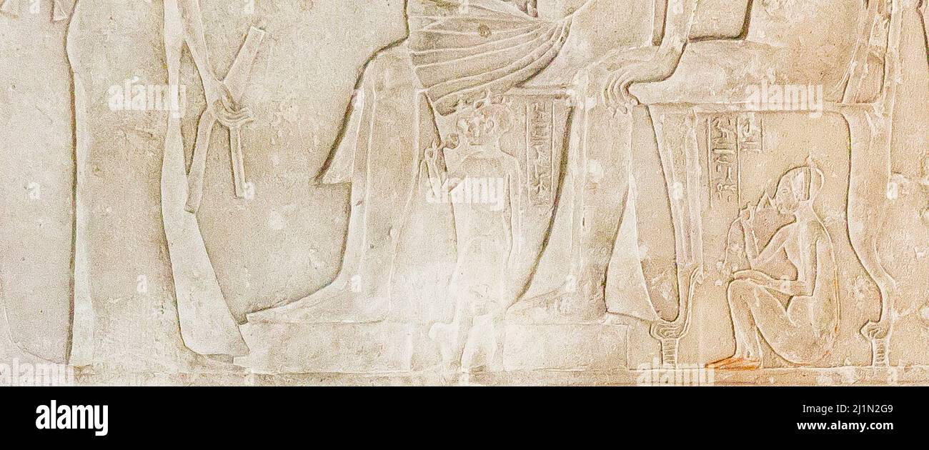 El Cairo, Museo Egipcio, de Guiza, tumba de Ptahmay, joven que huele un loto. Foto de stock