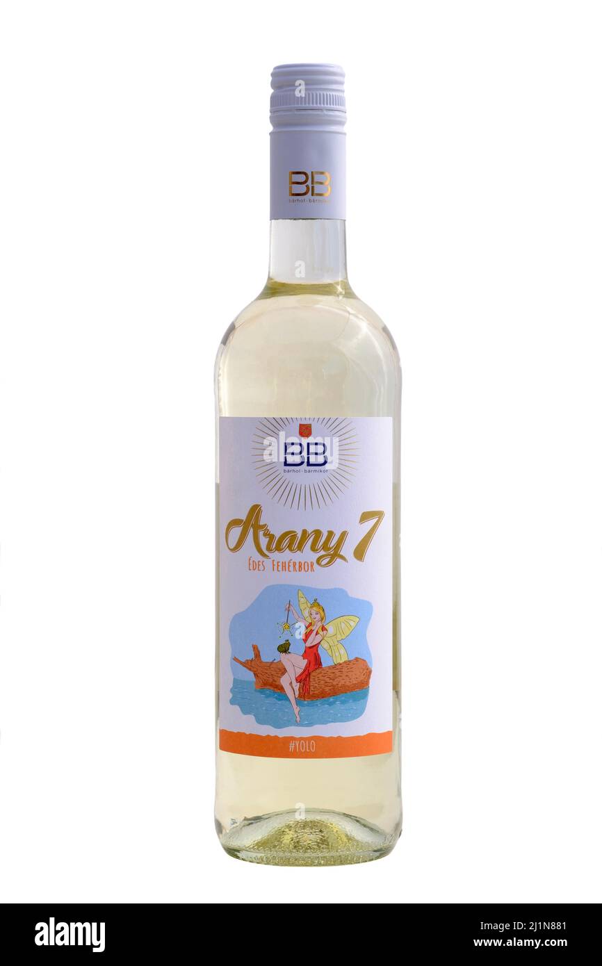 Botella de bb arany 7 Balatonboglári húngaro Édes Fehérbor vino blanco dulce cortado sobre fondo blanco Foto de stock