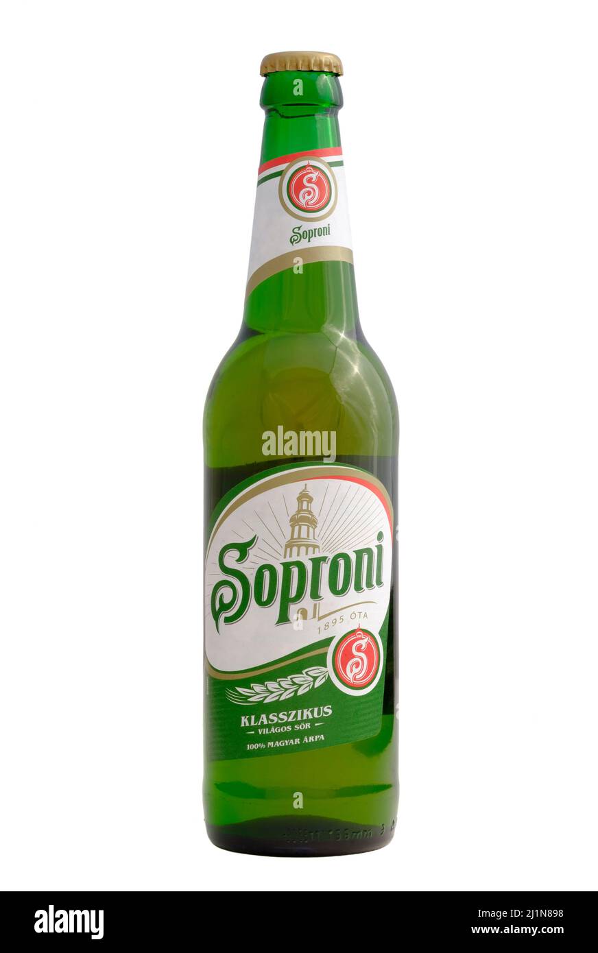 botella de lager soproni cortada sobre fondo blanco Foto de stock
